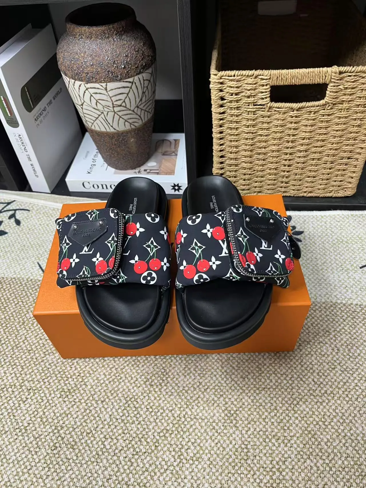P380 yuan LV Louis Vuitton Full of high-end feel! A popular model among bloggers at home and abroad, it’s retro and fashionable, and looks stunning on your feet! Mainly recommended model on the official website★ ━━━━━ ЅᏇєєt ━━━━━ ▪️Upper: original calfskin ➕5D printing process ▪️Inner: imported mixed sheepskin ▪️Outsole: original molded foam outsole ▪️Size: Female 35-40 Men's 39-44 (women's 41 men's 45)